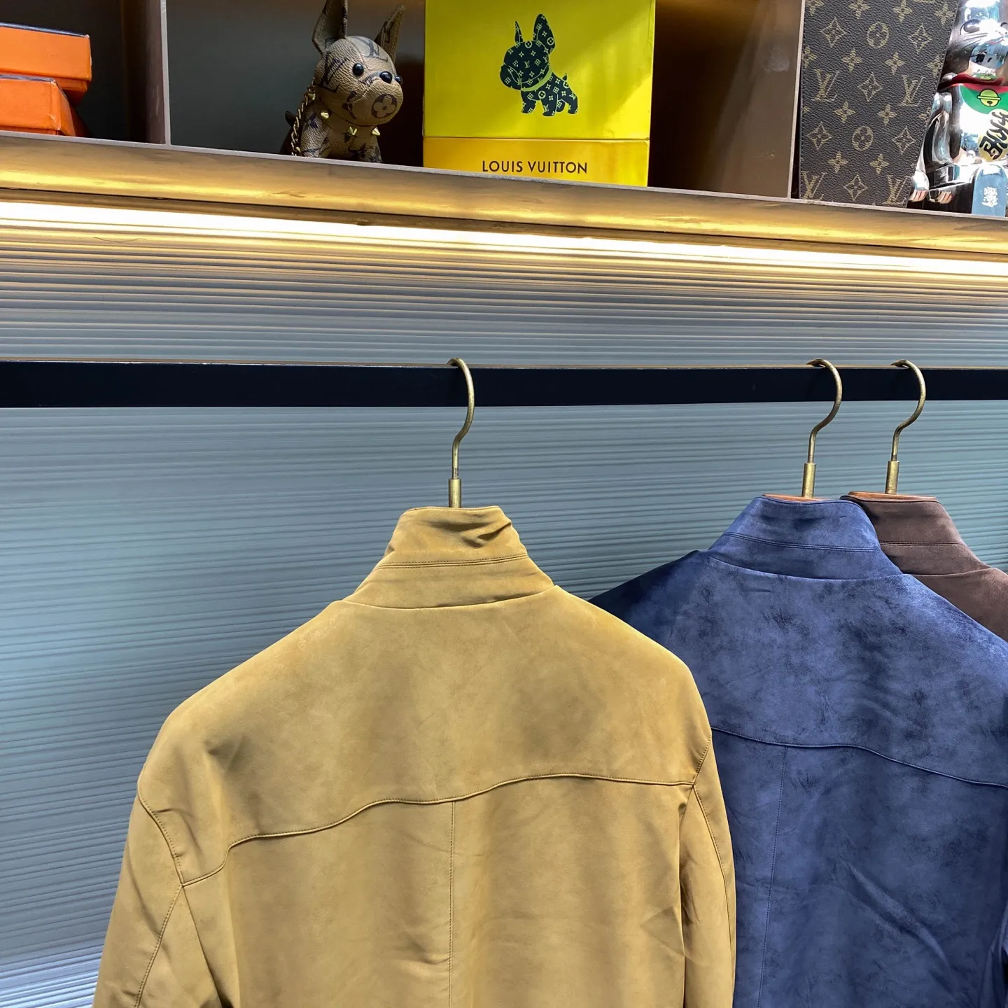 Yellow Sizes:S. Blue Sizes:S. M. XL. Coffee Brown Sizes:S. M. LP New Arrival imported eco-friendly suede stand-collar jacket, men's three-dimensional splicing tailoring business casual Versatile zipper leather jacket! Trading company channels are rare and available on the official website simultaneously! An exciting masterpiece, it has become the darling of many fashion lovers with its excellent quality and unique design! This leather jacket is made of imported eco-friendly suede material. The moment your fingers gently touch it, a soft and skin-friendly feeling instantly spreads throughout your body, as if you are in close contact with clouds, delicate and soft! This texture is not inferior to Genuine Leather at all, and is even better in some aspects! The Classic plaid design on the inside comes into view, with clear lines and neat arrangement. It not only adds a retro and elegant atmosphere to the jacket, but more importantly, it greatly improves the comfort and breathability of wearing it! Whether you are walking on the cold winter streets or doing activities in warm indoors, your body can always stay dry and comfortable without feeling uncomfortable due to the stuffy heat! Let’s look at the style of this jacket. It adopts a fashionable small stand-up collar zipper jacket style. The design of the small stand-up collar is unique. It can provide a certain degree of warmth for the neck without appearing too bulky and cumbersome. Instead, it adds a capable and neat temperament! The zipper design makes it easier to put on and take off, allowing you to adjust the wearing status at any time according to different occasions and temperatures. The elastic cuff design on the cuffs and hem is a highlight of this jacket. It can fit the body tightly and prevent cold wind from entering. At the same time, it can make the wearing effect more stylish, showing a fashionable and dynamic charm! Turmeric/Blue/Coffee Brown colors, three colors included! Size: S-XXL S size: shoulder width 49cm - bust 112cm - dress length 65cm - sleeve length 59cm M size: shoulder width 50cm - chest 116cm - dress length 66cm - sleeve length 60cm L size: shoulder width 51cm - chest 120cm - dress length 68cm - sleeve length 61cm XL size: shoulder width 52cm - chest 124cm - dress length 70cm - sleeve length 62cm XXL size: Shoulder width 53cm - Bust 128cm - Clothes length 72cm - Sleeve length 63cm Size recommendation (standard version): Height 174-140 pounds, try on size M! Boys weighing less than 130 pounds should choose S size, 130-143 pounds should choose M size, 143-156 pounds should choose L size, 156-170 pounds should choose XL size, and 170-186 pounds should choose XXL size!
